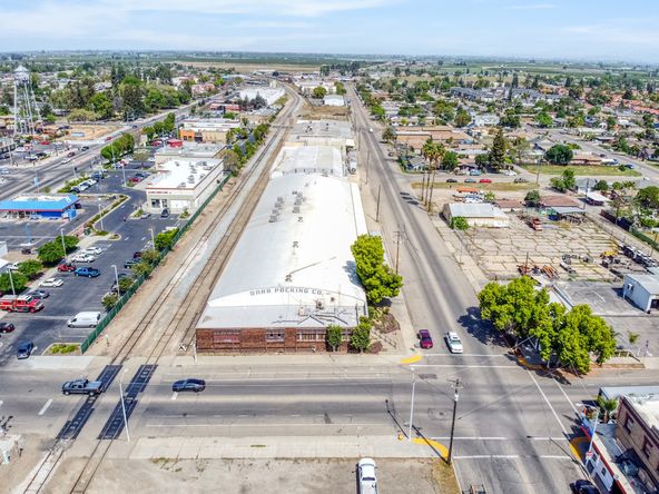 ±86,000 SF High Exposure Industrial Building on 2.42 Acres : 661 L St, Sanger, CA 93657